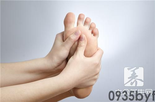 鳞屑角化型脚气严重吗(图1) 鳞屑角化型脚气严重吗(图1)